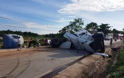 Container "vỡ vụn" trên QL48 vì tài xế bẻ cua gấp