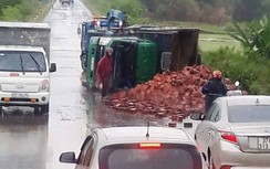 Va chạm với xe tải chở gạch, người đàn ông nhập viện cấp cứu