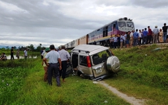 Ôtô bị tàu đâm trên đường về quê ăn rằm, hai người chết kẹt