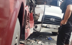 Xe tải đâm đuôi xe khách, hàng chục hành khách la hét kêu cứu