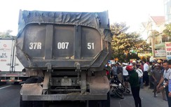 Va chạm với xe tải, 3 ông cháu thương vong