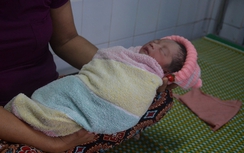 Bé sơ sinh chưa cắt rốn bị bỏ rơi ngoài đường