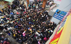 "Vỡ trận" tiêm vắc xin: Trưởng phòng khám xin lỗi người dân