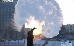 Trung Quốc rét kỉ lục: Hắt nước sôi cũng hóa băng