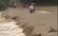 Thót tim thầy cô Yên Bái liều mình vượt lũ dữ đến trường