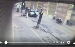 Clip TTGT Hà Nội đánh đu trên cần gạt nước xe khách