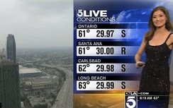 Nữ MC bị yêu cầu mặc thêm áo vì "hở hang" dẫn chương trình