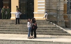 Những giọt nước mắt bên ngoài phòng xử án Phạm Công Danh