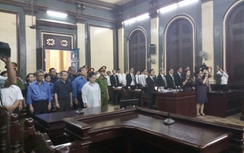 Bà Hứa Thị Phấn vắng mặt, đẩy 14 người nhà hầu toà