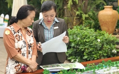 Khách hàng đội mưa mua Dragon Village