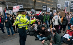 VIDEO: Thủ tướng Anh không được lòng người dân sau vụ tấn công Syria