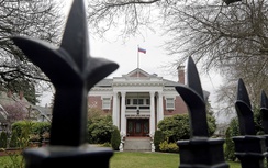 Mỹ dỡ bỏ lá cờ của Nga tại toà Lãnh sự ở Seattle