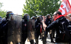 Tổng thống Pháp tiếp tục vấp phải sự phản đối từ người dân