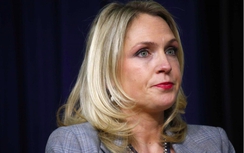 Cố vấn Nhà Trắng mất việc vì giễu cợt ông McCain "sắp chết"