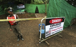 Thái Lan bắt đầu đưa 13 thành viên đội bóng ra ngoài