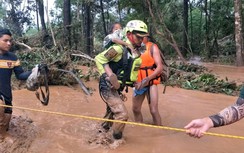 VIDEO: Bé trai 4 tháng tuổi được cứu khỏi dòng nước lũ ở Lào