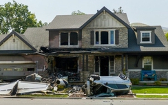 Vừa ra tù, người đàn ông lái máy bay đâm vào nhà mình