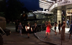 VIDEO: Xe chở tên lửa Ukraine mất lái, đâm vào trung tâm thương mại