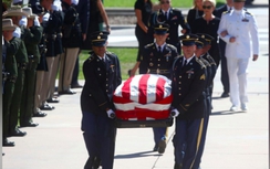Hàng nghìn người Mỹ xếp hàng chờ viếng Thượng nghị sĩ John McCain