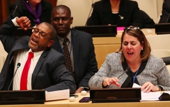 Các nhà ngoại giao Cuba đập bàn để phản đối chính sách Mỹ