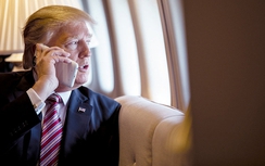 Trump vẫn dùng điện thoại Iphone dù được cảnh báo dễ bị nghe trộm