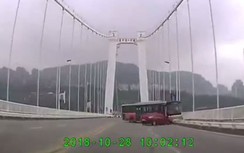 VIDEO: Tài xế đánh nhau với hành khách khiến xe buýt lao xuống sông