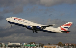 Máy bay phải quay đầu vì... tắc bồn cầu