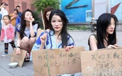 Người mẫu mặc đồ te tua như "ăn xin" trên phố