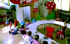 Hãi hùng cảnh cô giáo ngồi đè lên người, bịt chăn vào mặt trẻ