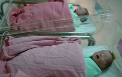 "Đau đầu" tìm cha cho cặp sinh đôi cùng mẹ khác cha