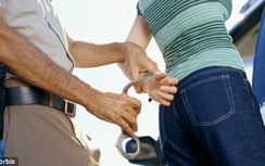 Bị tuýt còi dừng xe, một phụ nữ lao vào cắn... CSGT