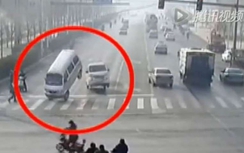 Giải mã vụ 3 ô tô đột nhiên bị nhấc bổng trên đường