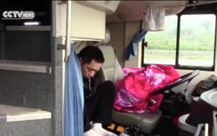 Xe giường nằm "nhồi" khách trong hầm bí mật