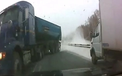 Dựng tóc gáy xem container “đại náo” đường cao tốc