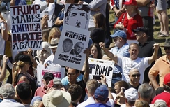 Biểu tình rầm rộ, chặn cao tốc phản đối Donald Trump