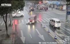 Giải cứu phụ nữ bị xe ô tô chẹt lên người trong 48 giây