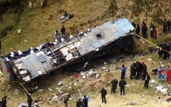 Xe khách lao xuống sông, 23 người thiệt mạng