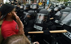 Biểu tình rầm rộ phản đối ứng viên “chuyên gây sốc” Donald Trump