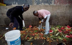 Giới trung lưu Venezuela lục thùng rác tìm đồ ăn