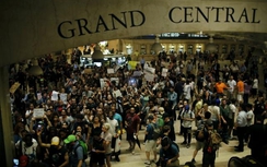 Obama cắt lịch trình châu Âu để giải quyết "mâu thuẫn màu da"