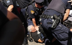 Biểu tình phản đối Donald Trump đua Tổng thống, 17 người bị bắt