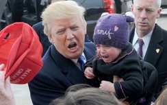 Donald Trump lúng túng vì em bé khóc nhè