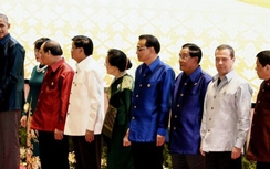 Khoảnh khắc khó xử giữa hai Tổng thống Mỹ - Philippines tại Lào
