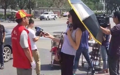 Phóng viên Trung Quốc bị đình chỉ vì đeo kính, cầm ô tác nghiệp