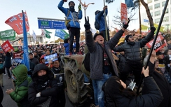 Video: Người Hàn Quốc ăn mừng thông qua kiến nghị luận tội Tổng thống