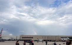 Cầu vồng xuất hiện sau vụ xả súng tại sân bay Mỹ