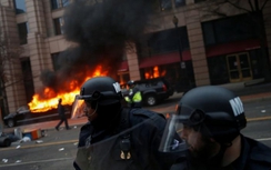 Đường phố Washington náo loạn vì phản đối ông Trump