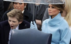 Cậu út nhà Trump vô tư ngáp ngủ trong lễ nhậm chức của cha