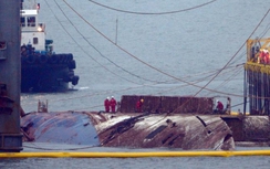Phà Sewol bắt đầu nhô lên mặt nước