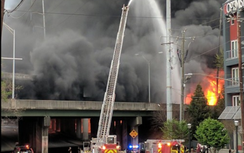 Hoả hoạn làm sập đường cao tốc trên cao ở Mỹ